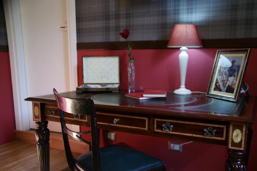 Landlord In Trastevere Rome Room photo