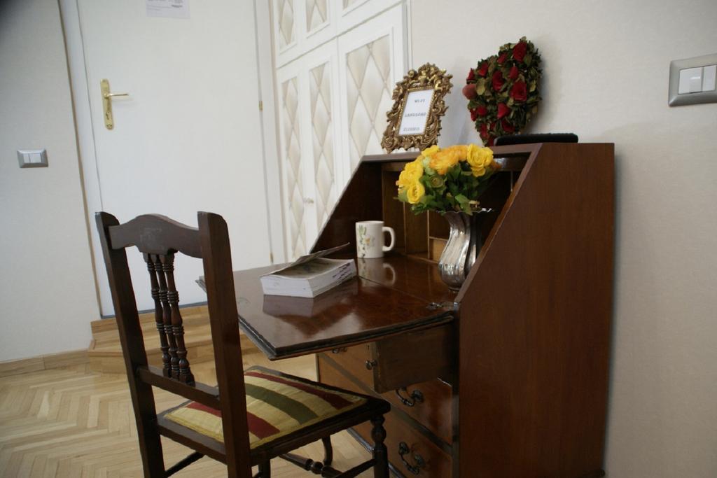 Landlord In Trastevere Rome Room photo